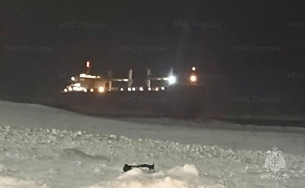 Грузовое судно с экипажем из 20 человек село на мель в Невельском районе