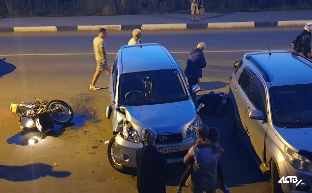 Жесткое ДТП с мотоциклистом на юге Сахалина собрало все спецслужбы
