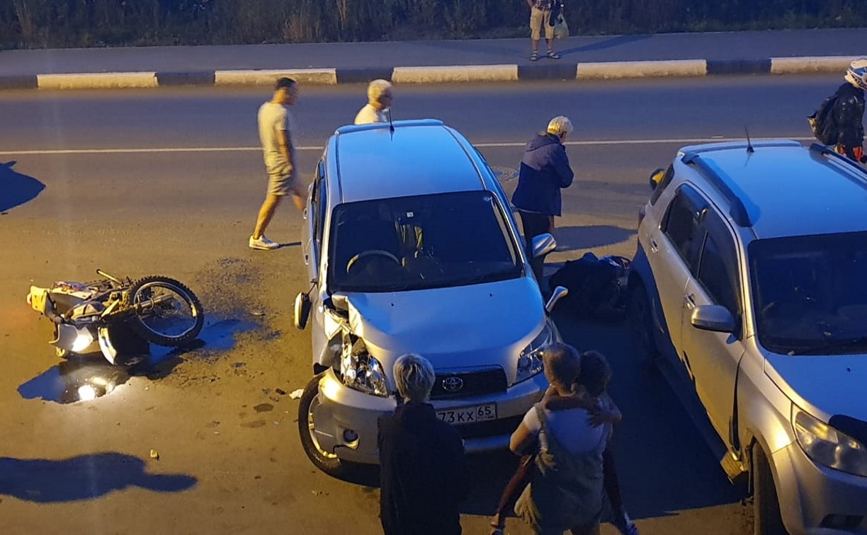 Жесткое ДТП с мотоциклистом на юге Сахалина собрало все спецслужбы