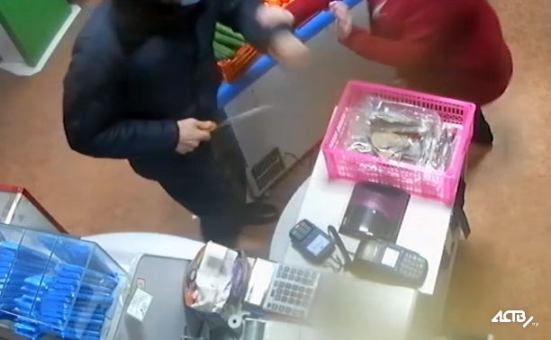 В медицинской маске и с ножом: astv.ru публикует видео ограбления магазина на Сахалине