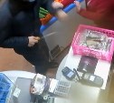 В медицинской маске и с ножом: astv.ru публикует видео ограбления магазина на Сахалине