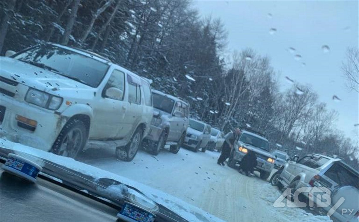 Автокошмар устроили рыбаки на дороге к сахалинскому селу