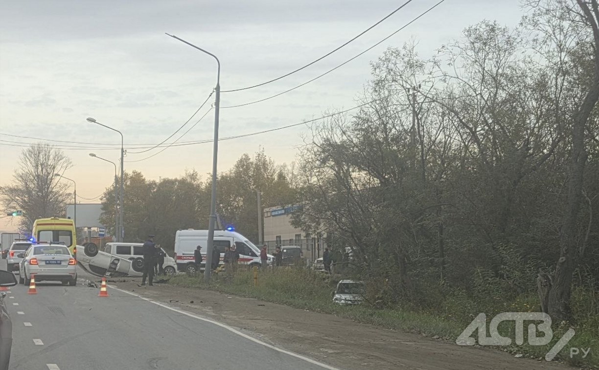 Автомобиль рухнул на крышу в результате ДТП в Южно-Сахалинске