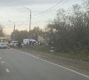 Автомобиль рухнул на крышу в результате ДТП в Южно-Сахалинске