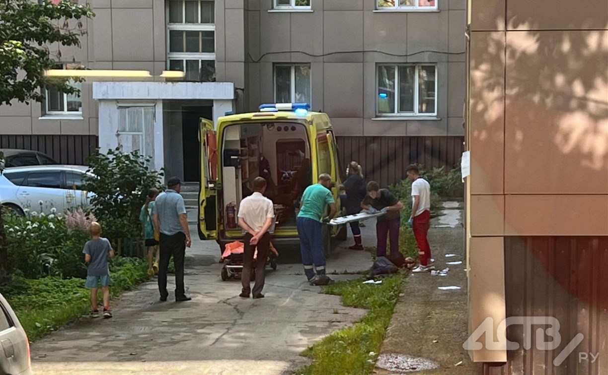 Мужчина упал с третьего этажа в Южно-Сахалинске