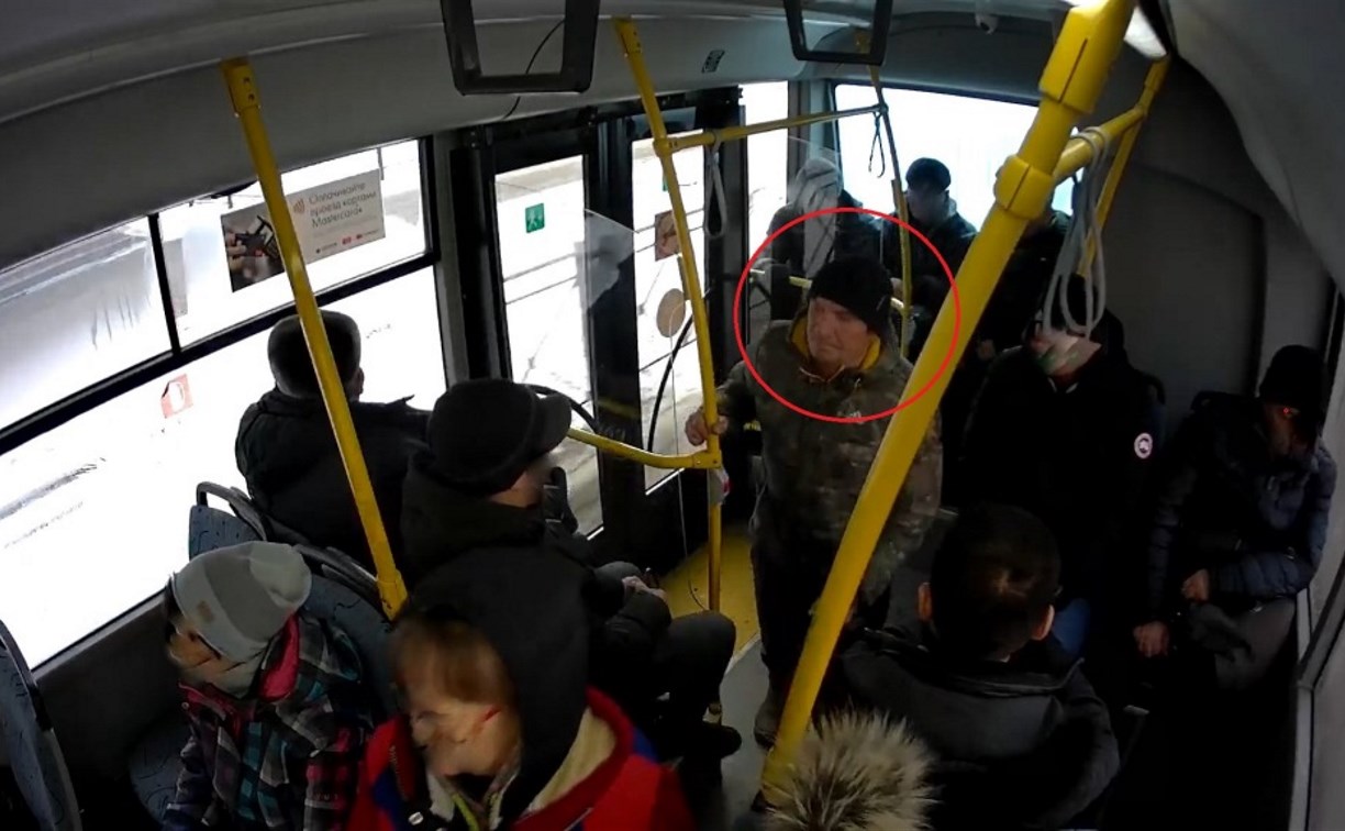 В Южно-Сахалинске пассажир украл телефон у кондуктора автобуса