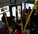 В Южно-Сахалинске пассажир украл телефон у кондуктора автобуса