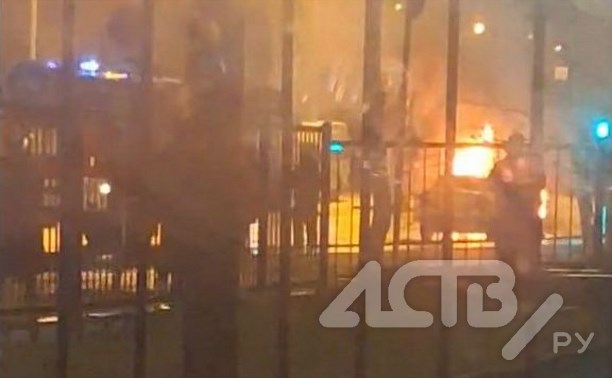 Появилось видео тушения горящей в Южно-Сахалинске машины