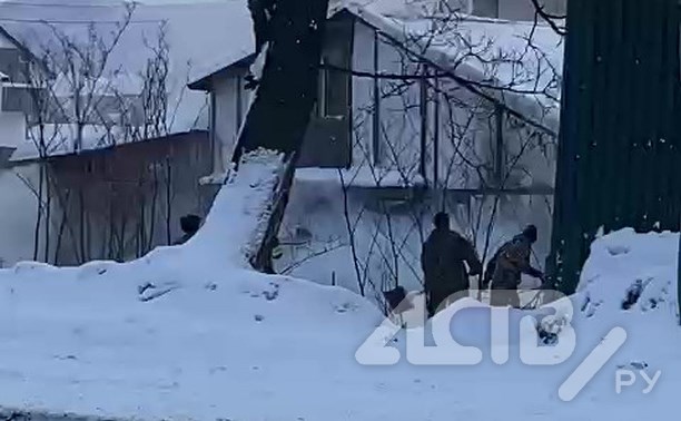 Сахалинцы с помощью лопат и снега пытались потушить полыхающий дом в Троицком