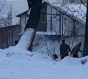 Сахалинцы с помощью лопат и снега пытались потушить полыхающий дом в Троицком