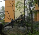 В Южно-Сахалинске продолжается работа по устранению последствий циклона (ФОТО, ВИДЕО)