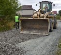 Грунтовые дороги в Южно-Сахалинске продолжают приводить в порядок