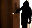 Ничего святого: 18-летние сахалинцы взломали ритуальное агентство и похитили похоронные деньги 