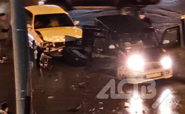 Очевидцы: два автомобиля попали в жёсткое ДТП на перекрёстке в Южно-Сахалинске
