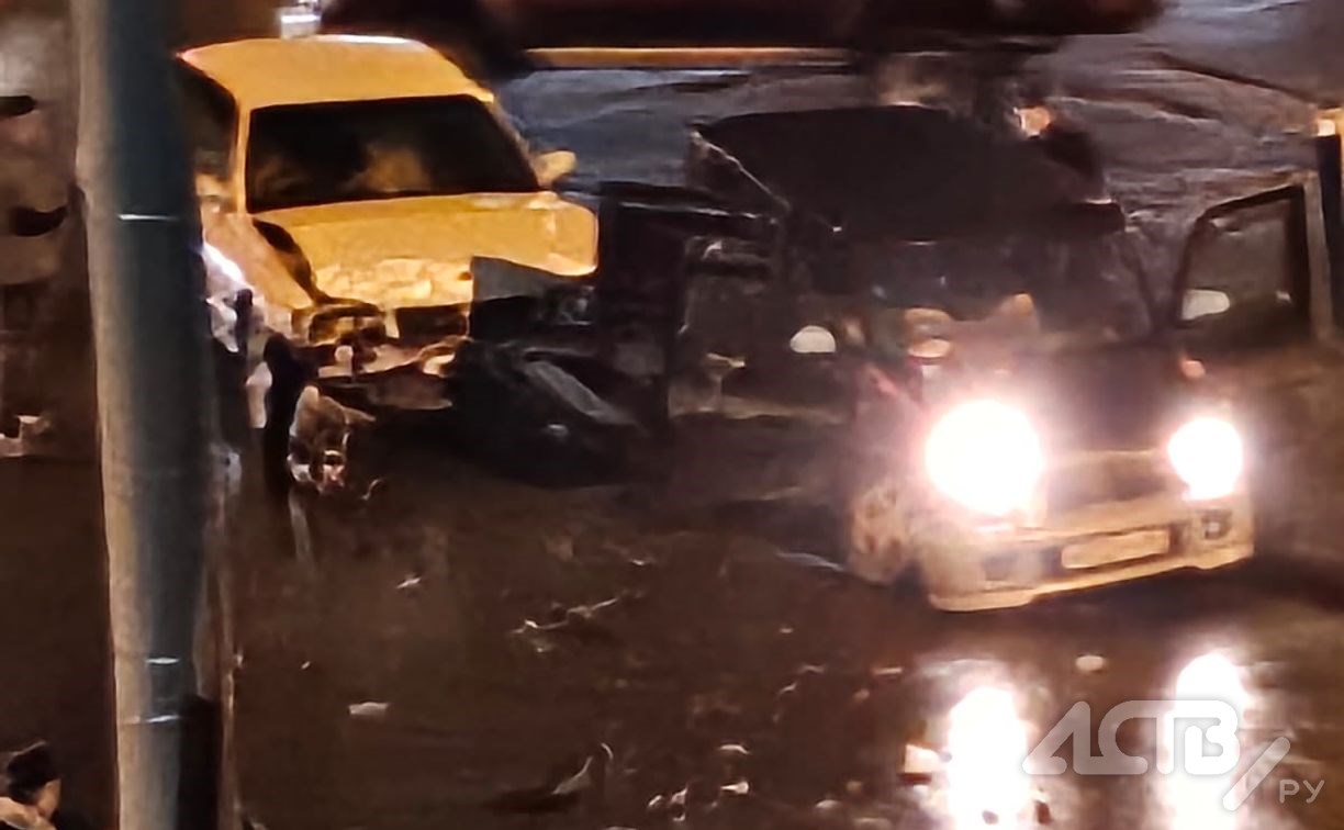 Очевидцы: два автомобиля попали в жёсткое ДТП на перекрёстке в Южно-Сахалинске