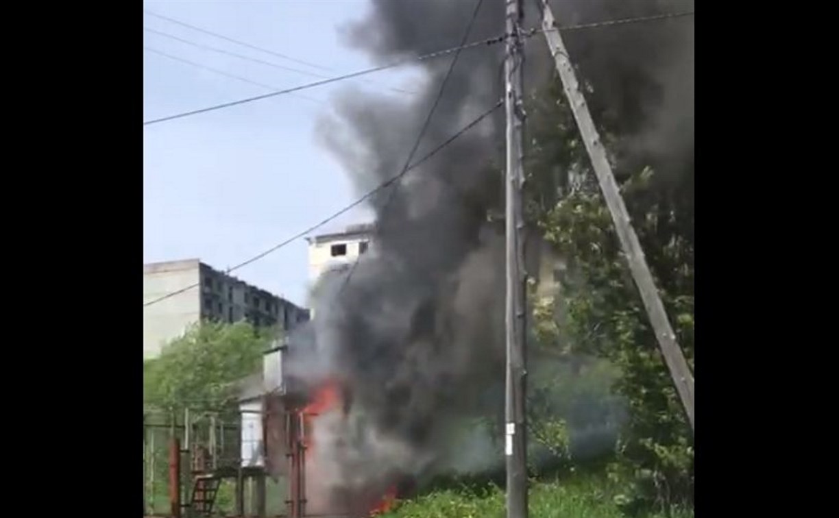 В Александровске-Сахалинском загорелась трансформаторная будка