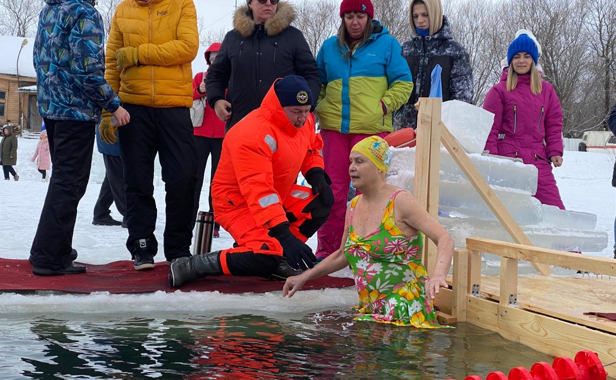 Я всё равно поплыву: 80-летняя сахалинка приняла участие в ледяном заплыве