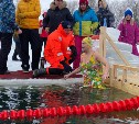 Я всё равно поплыву: 80-летняя сахалинка приняла участие в ледяном заплыве