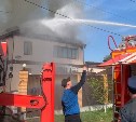 Два ребёнка вышли из горящего дома в Долинске: подробности происшествия на улице Парковой