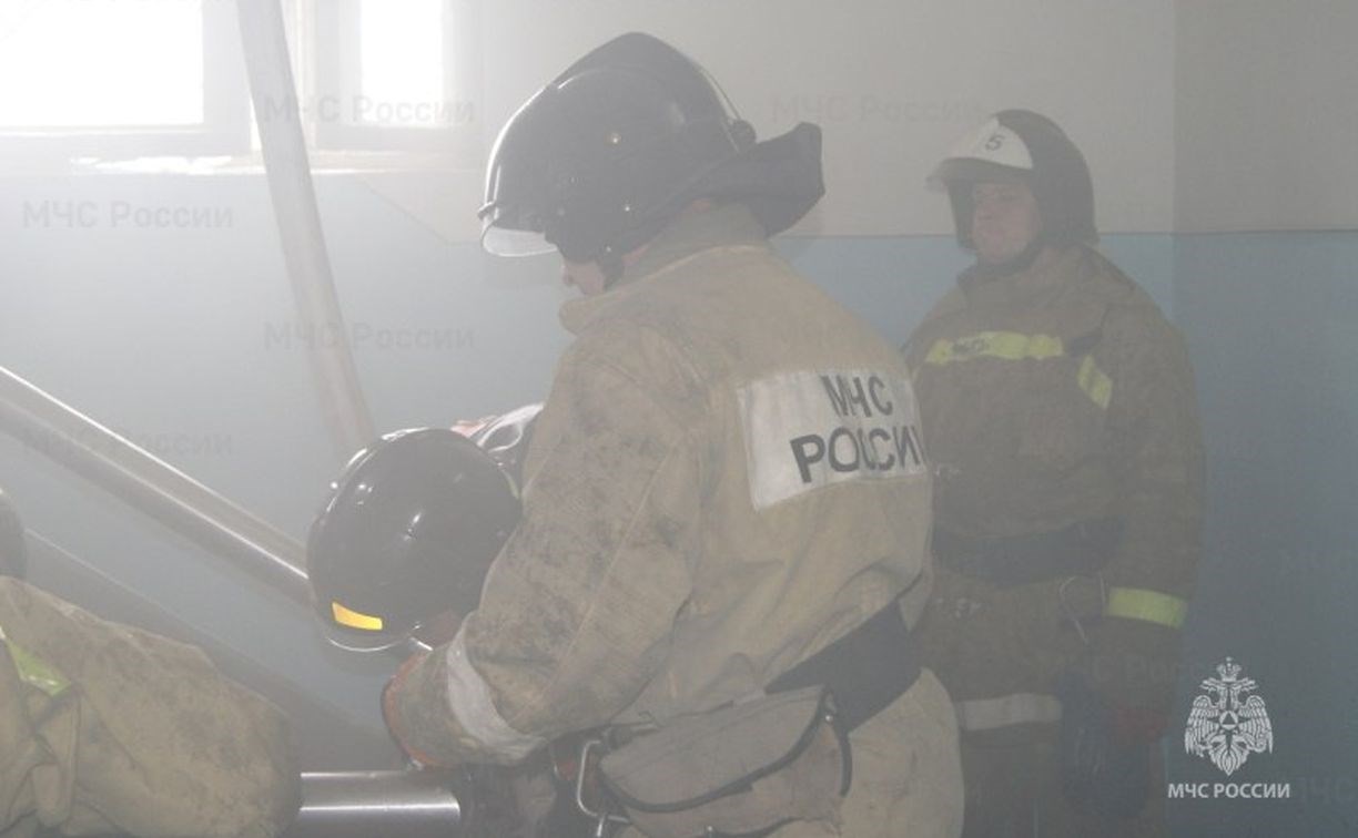 Жильцы пятиэтажки в Южно-Сахалинске остались без воды и света из-за пожара в подъезде