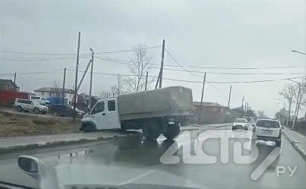 Грузовик вылетел с дороги в Южно-Сахалинске