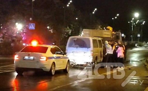 Очевидцы: ночью в Южно-Сахалинске задержали "пьяный" микроавтобус с женщинами и ребенком внутри