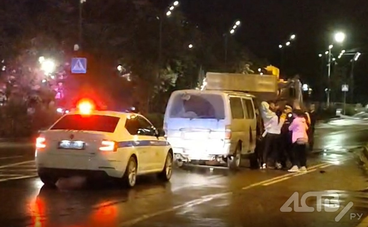 Очевидцы: ночью в Южно-Сахалинске задержали "пьяный" микроавтобус с женщинами и ребенком внутри 