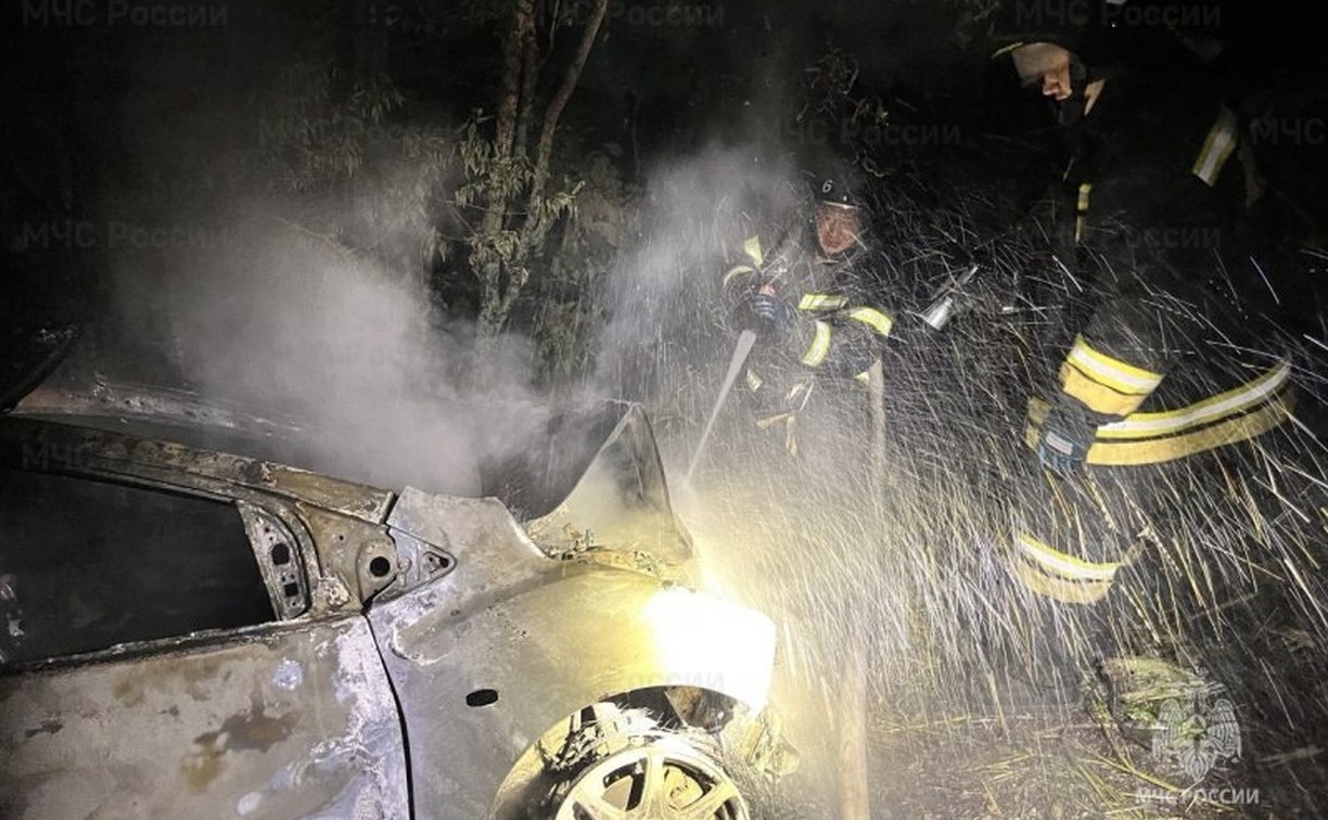 Три автомобиля сгорели на юге Сахалина за вечер