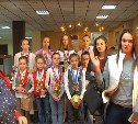Юные гимнастки во главе с тренером протестуют у дома правительства Сахалинской области
