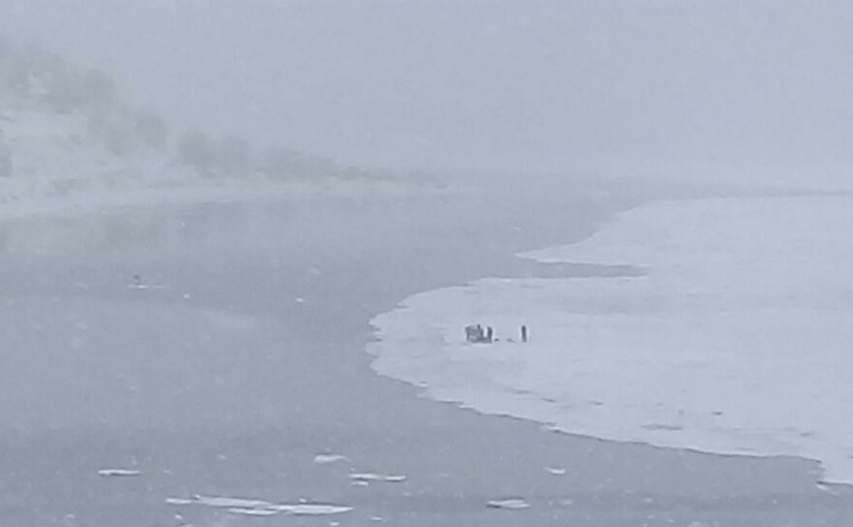 Льдину с рыбаками оторвало на юге Сахалина