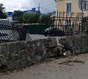 В Корсакове иномарка пролетела мимо светофора, разнесла стену и повалила забор