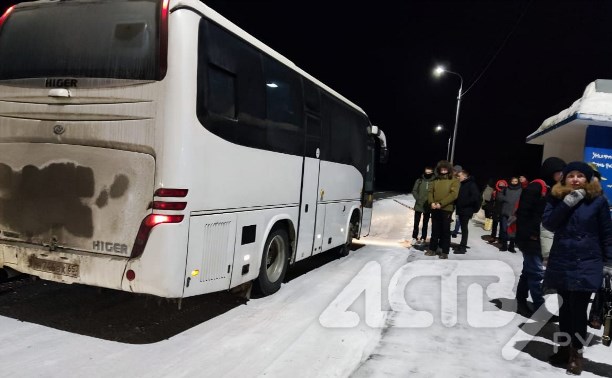 "Пишу и руки замерзают": на Сахалине вновь сломался автобус, люди опоздали на работу 