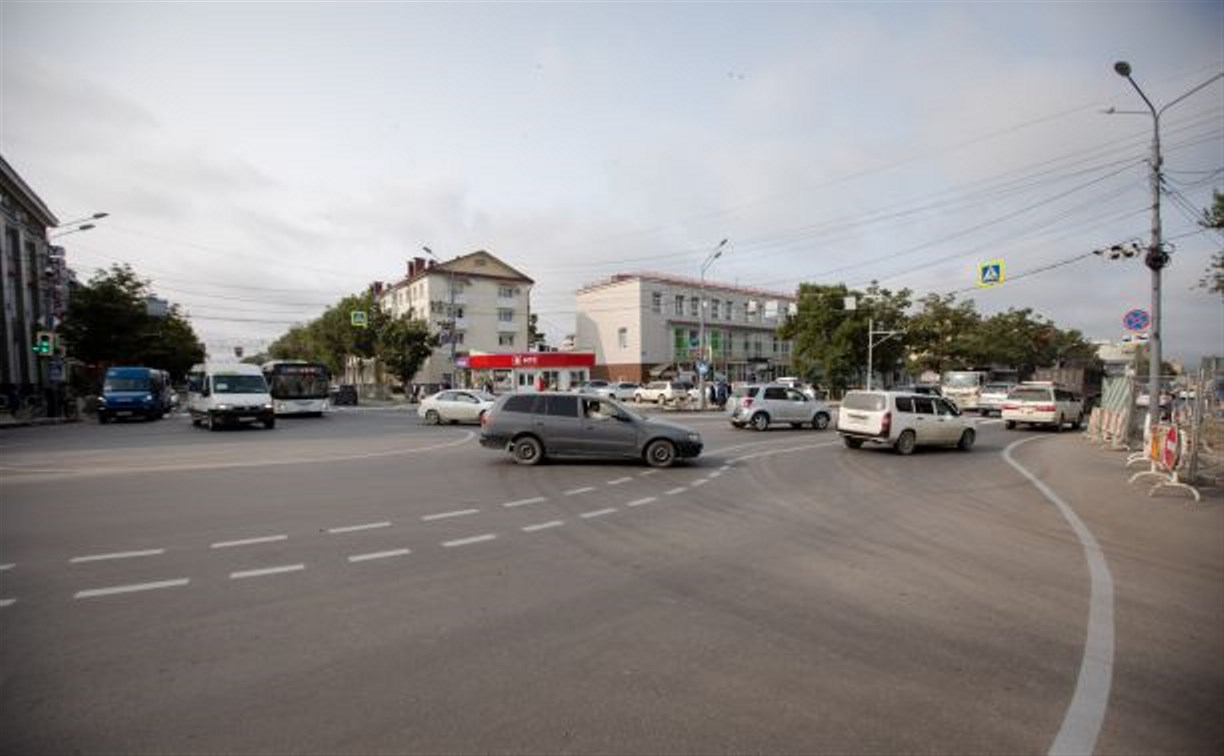 В Южно-Сахалинске демонтировали два кольца, но следы старой разметки сбивают водителей 