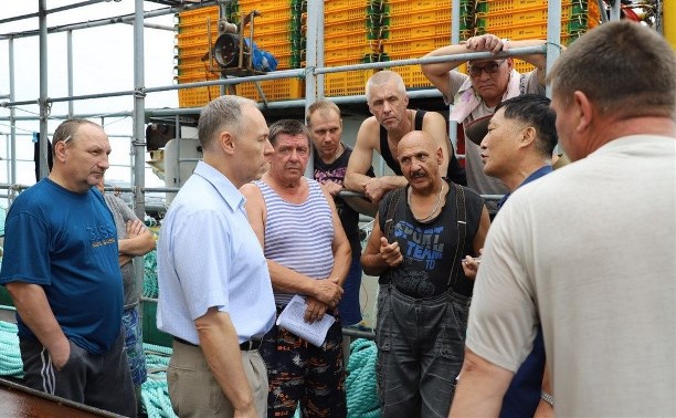 Врачи осмотрели моряков с задержанного в КНДР сахалинского судна «Сянхайлинь-8»