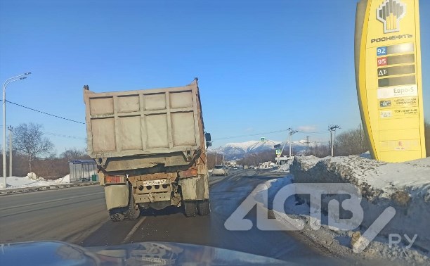 В Южно-Сахалинске самосвал засыпал дороги булыжниками