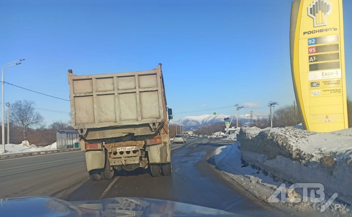 В Южно-Сахалинске самосвал засыпал дороги булыжниками