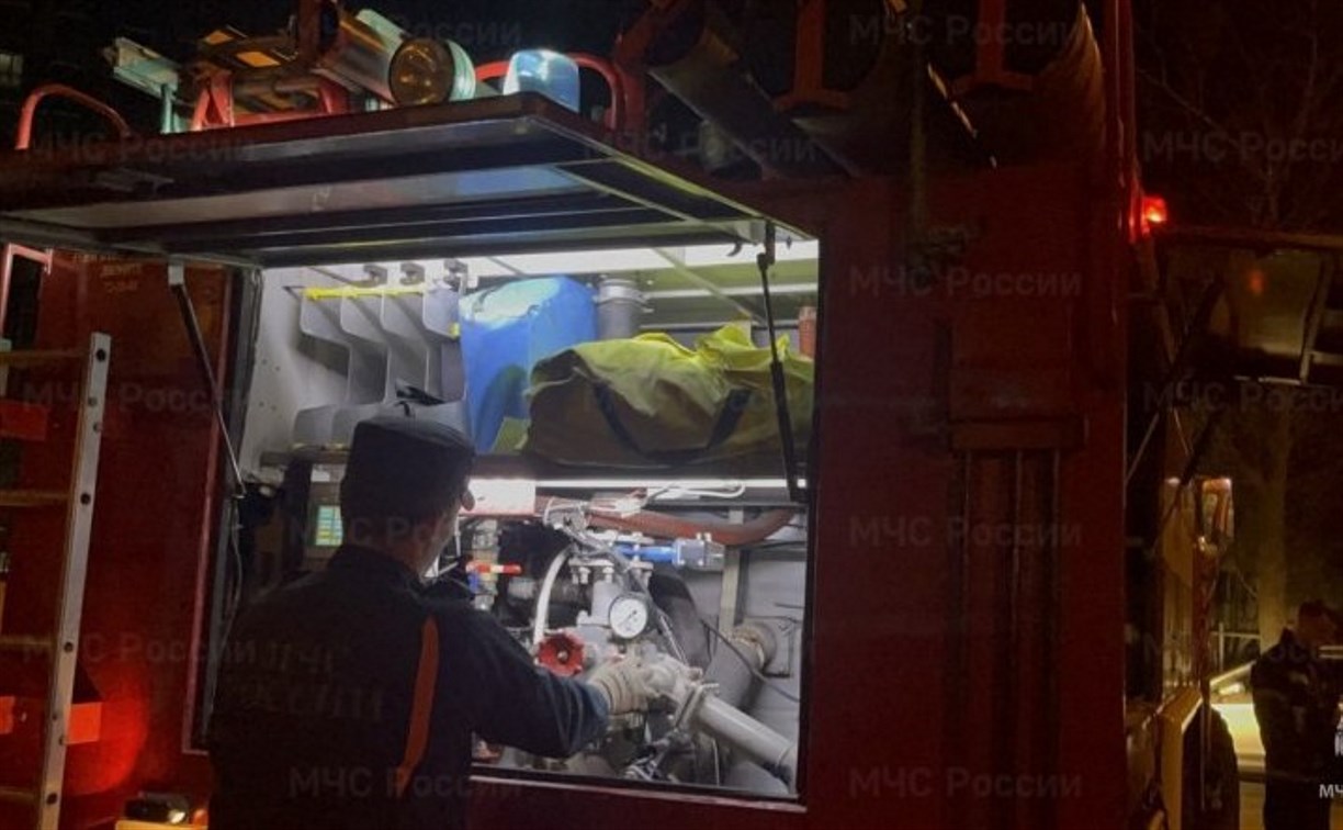 В воскресенье вечером на ул. Украинской в Южно-Сахалинске загорелась крыша бытовки