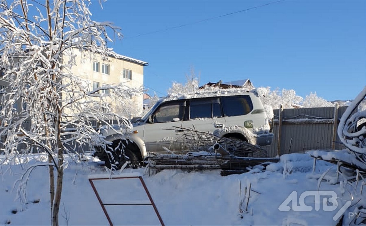 В Южно-Сахалинске мужчина на внедорожнике врезался в знак и забор