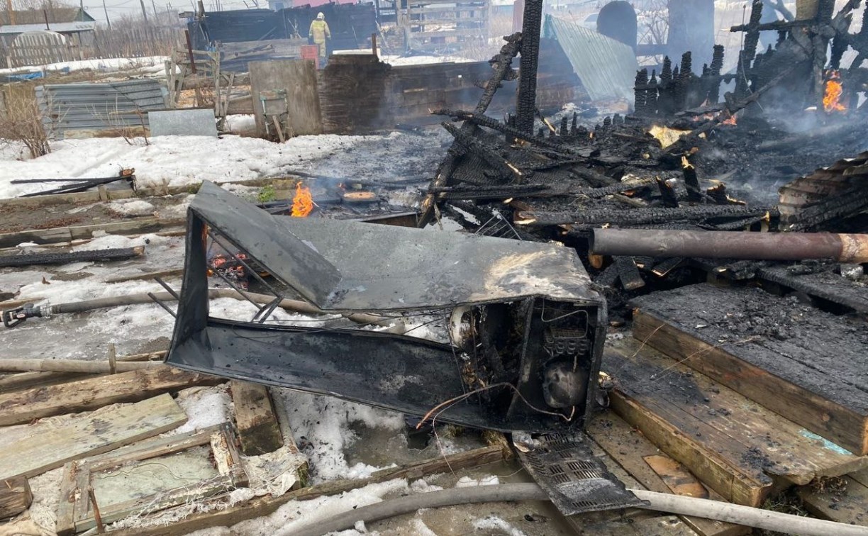 Остались только угли: пожар уничтожил постройку в Макаровском районе