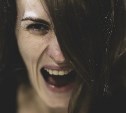 Жительница Корсакова покусала сотрудницу полиции в подъезде 