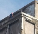 Дети носятся по крыше бумажного комбината в Холмске