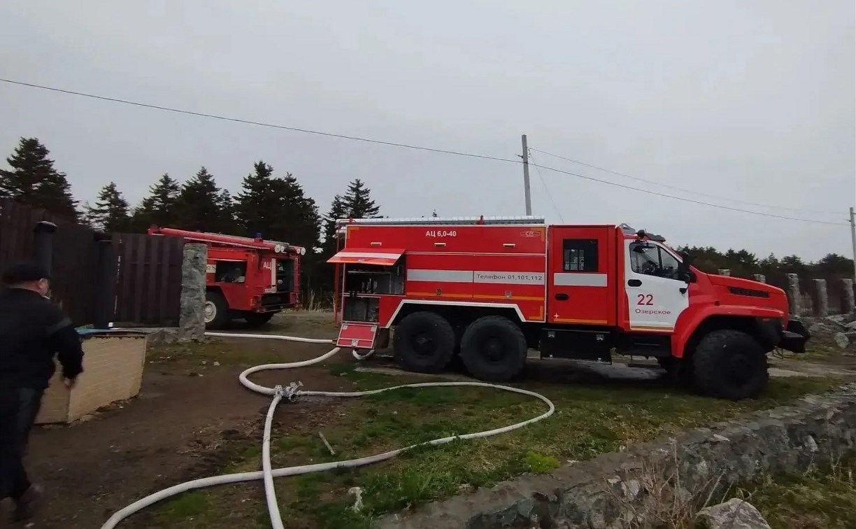 Пожарные на Сахалине спасли частный дом от огня 