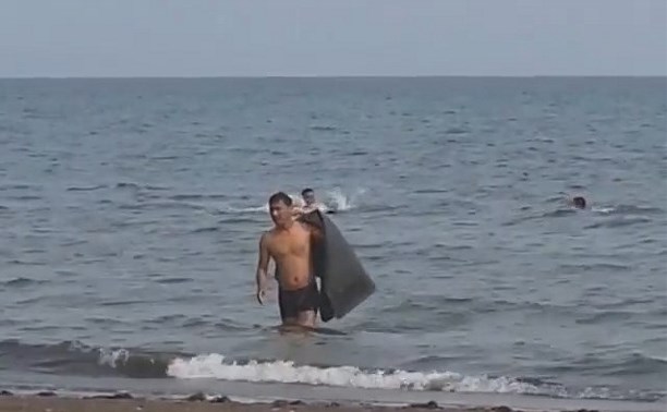 Сахалинец помыл автомобильные коврики на анивском пляже