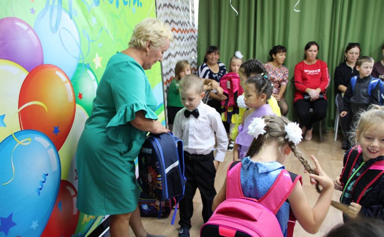 Рюкзаки и школьные принадлежности в Корсакове подарили 30 малышам