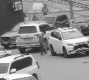 Неизвестный врезался в припаркованную в районе аптеки машину и скрылся с места ДТП в Южно-Сахалинске