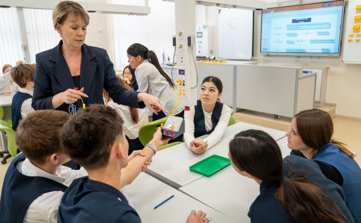 Диваны на переменах и современный скелет на биологии: как меняются школы Южно-Сахалинска