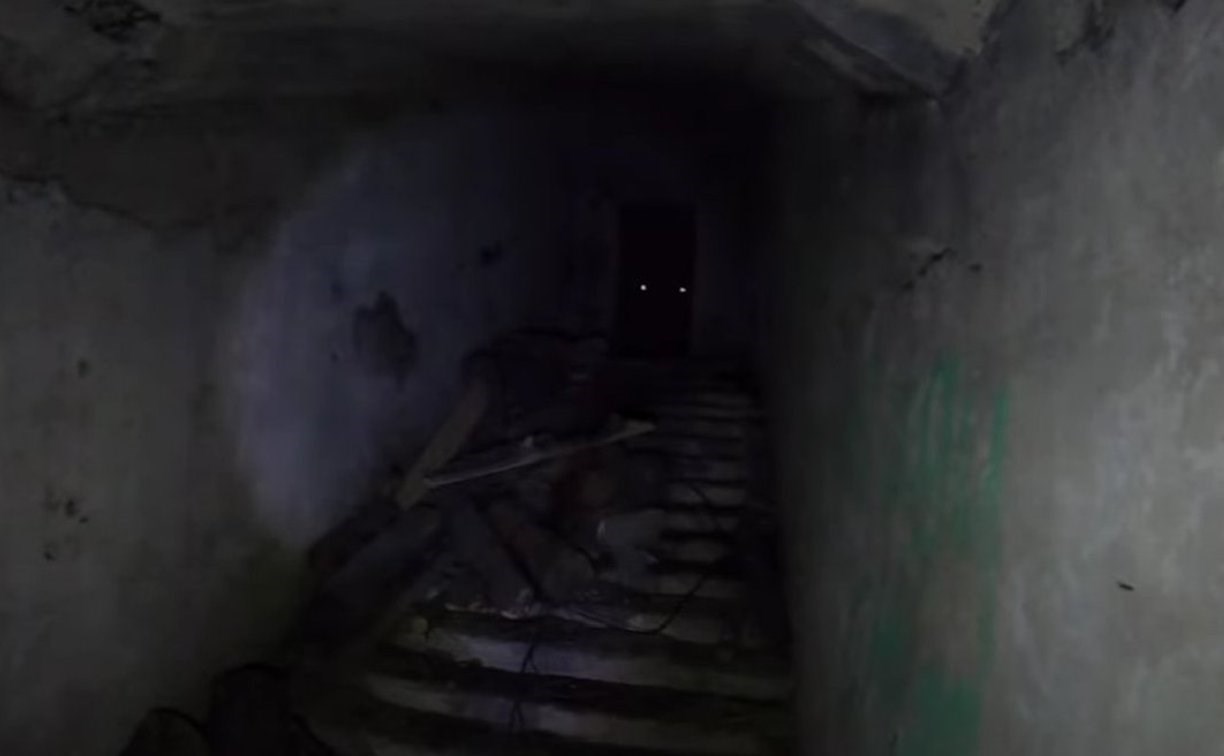 Обнажённая девушка, сатанисты, велосипед: сахалинец снял видео из старого бомбоубежища