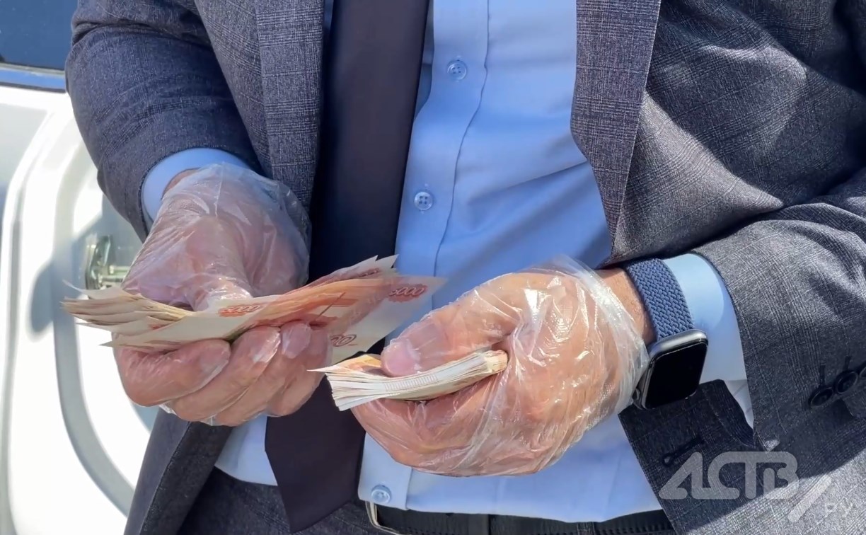 Появилось видео задержания сахалинского рыбного коммерсанта с взяткой в миллион