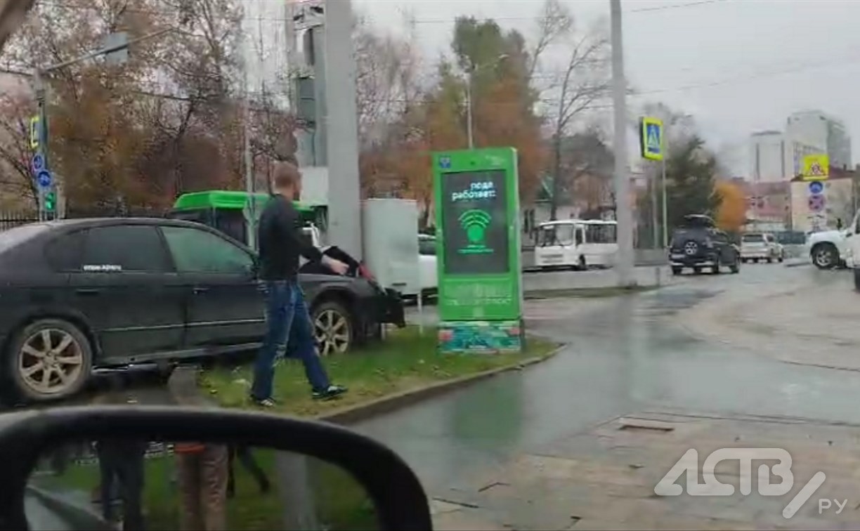 Subaru врезался в столб: жёсткое ДТП произошло на перекрёстке в Южно-Сахалинске Subaru врезался в столб: жёсткое ДТП произошло на перекрёстке в Южно-Сахалинске