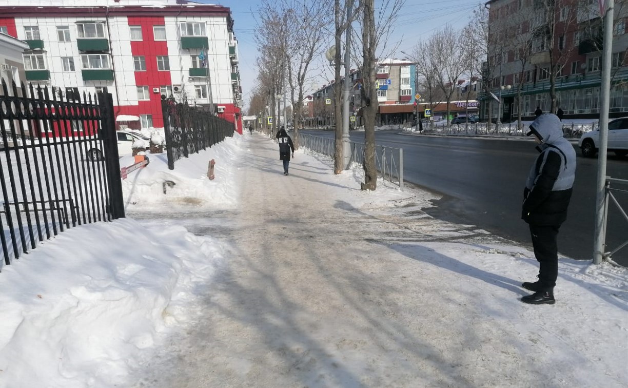 Тротуар в Южно-Сахалинске посыпали песком после инцидента с переломом 